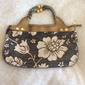A shiny gold and flower embroidered purse👜